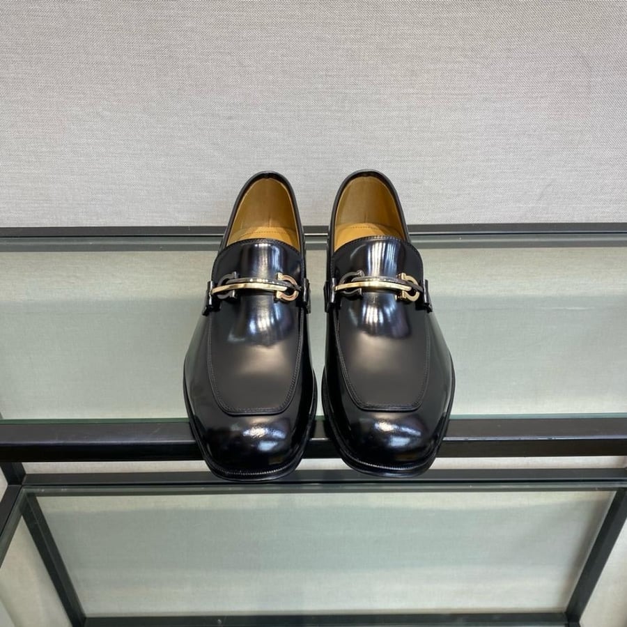حذاء لوفر (Gancini Loafer) رسمي فاخر من فيراغامو (Ferragamo) من الجلد المصقول باللون الأسود الملكي.