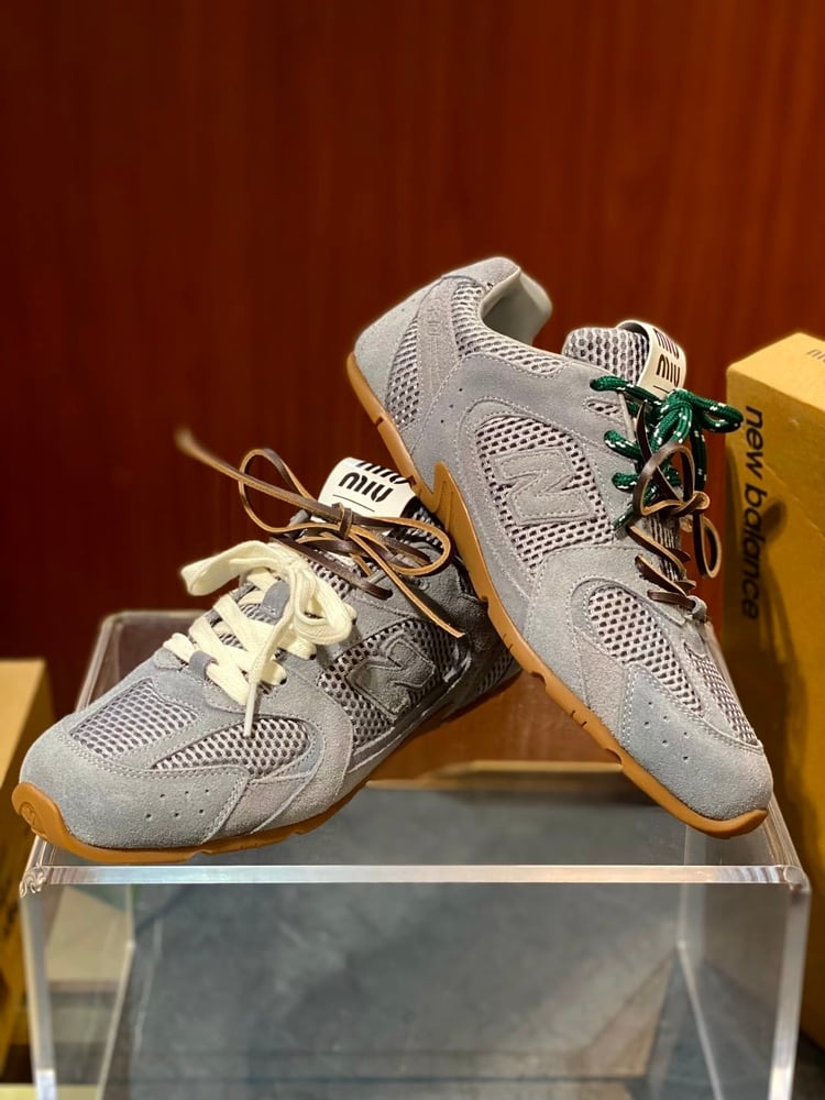 حذاء نيو بالانس x ميو ميو (New Balance x Miu Miu 530) الرياضي الفاخر