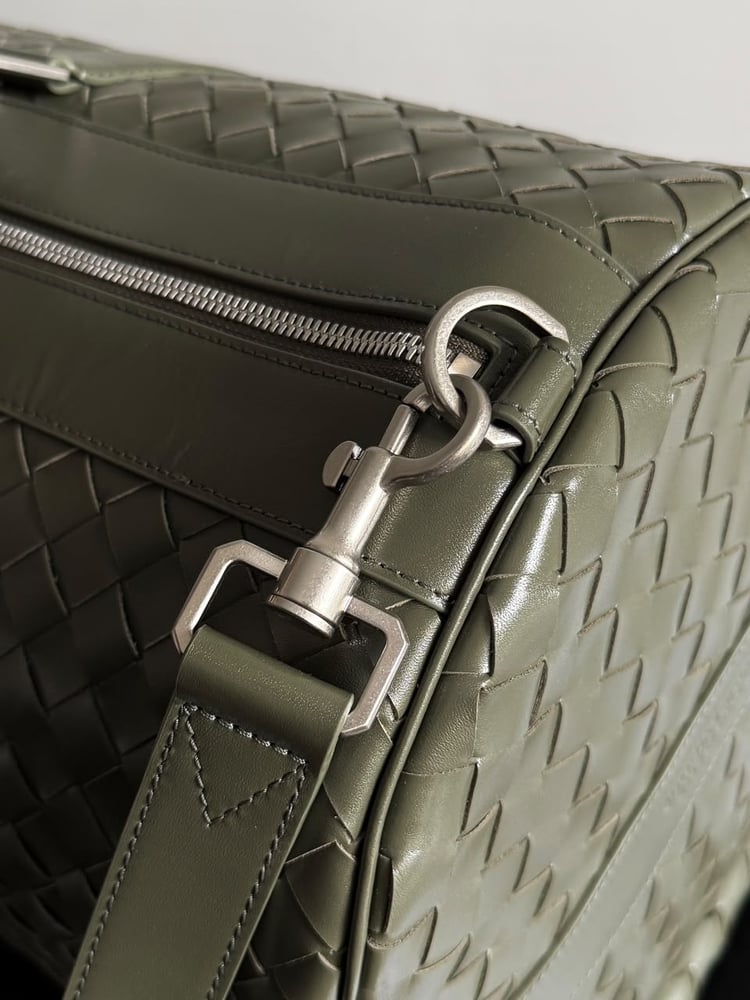 حقيبة سفر جلدية فاخرة بتصميم مجدول من بوتيغا فينيتا (Bottega Veneta)