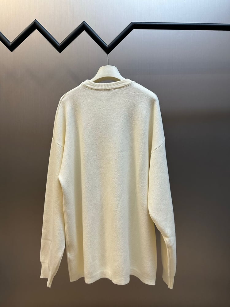 سويتر / بلوفر "لويفي" (Loewe) الرجالي المحبوك الفاخر بجيب الصدر والشعار الأيقوني (Anagram) - باللون الأوف وايت (الكريمي)