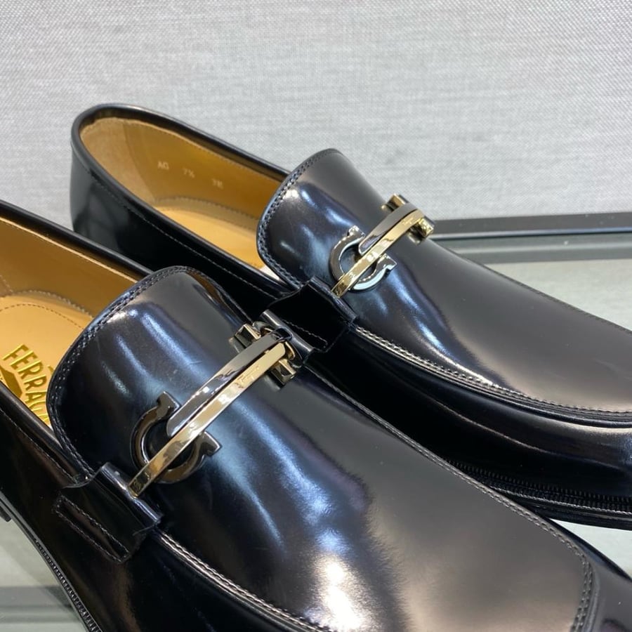 حذاء لوفر (Gancini Loafer) رسمي فاخر من فيراغامو (Ferragamo) من الجلد المصقول باللون الأسود الملكي.