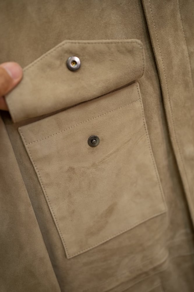 جاكيت "ترافلر" الفاخر من جلد السويد من لورو بيانا (Loro Piana Traveller Suede Jacket)