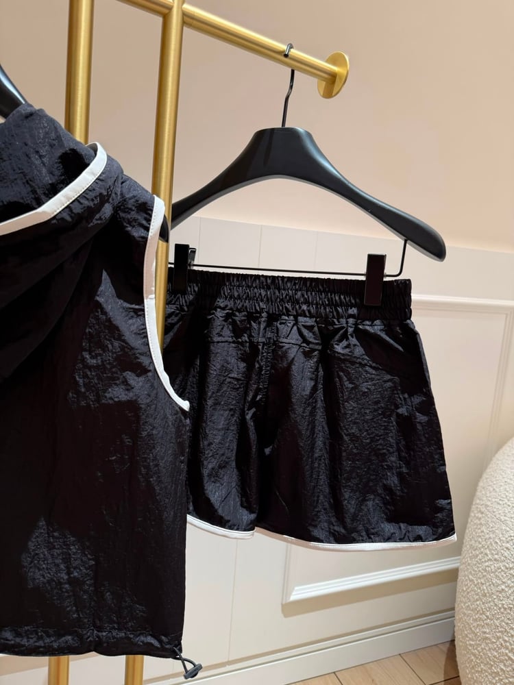 طقم "شانيل" (Chanel) الرياضي الفاخر