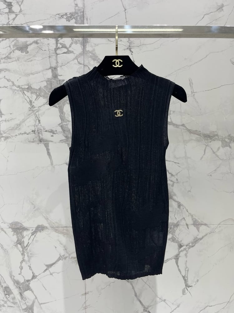 بلوزة "شانيل" (Chanel) المحبوكة بلا أكمام