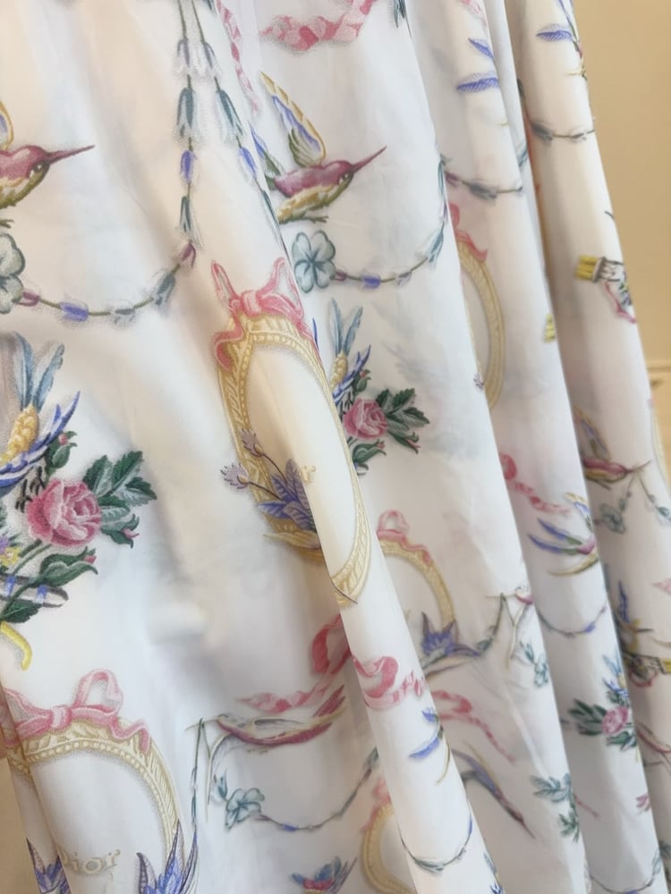 تنورة ديور (Dior) النسائية الطويلة بنقشة الزهور والطيور والشرائط