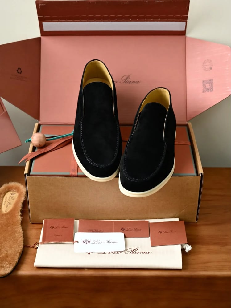 حذاء لورو بيانا الرجالي الشمواه الأيقوني (Loro Piana Open Walk Suede Shoes)