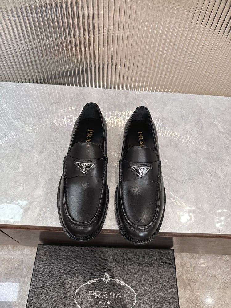 حذاء لوفرز رجالي أسود لامع من برادا (Prada)