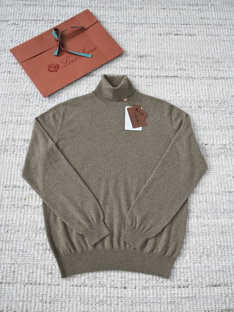سويتر لورو بيانا الكشمير الفاخر بياقة عالية (Loro Piana Cashmere Turtleneck Sweater)