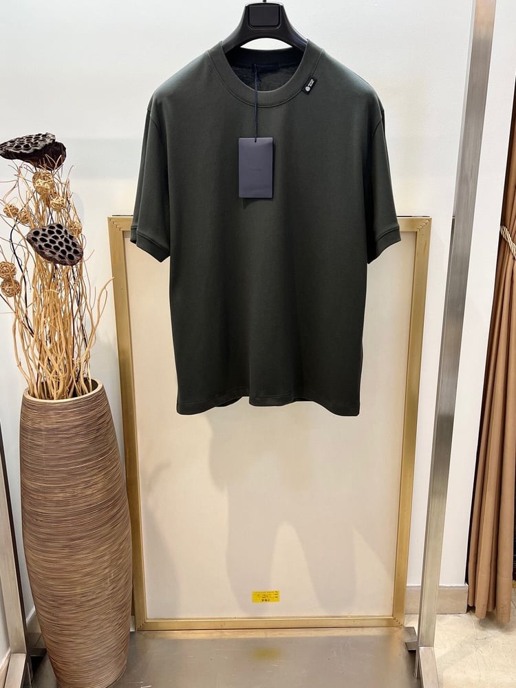 تيشيرت "برادا" (Prada)