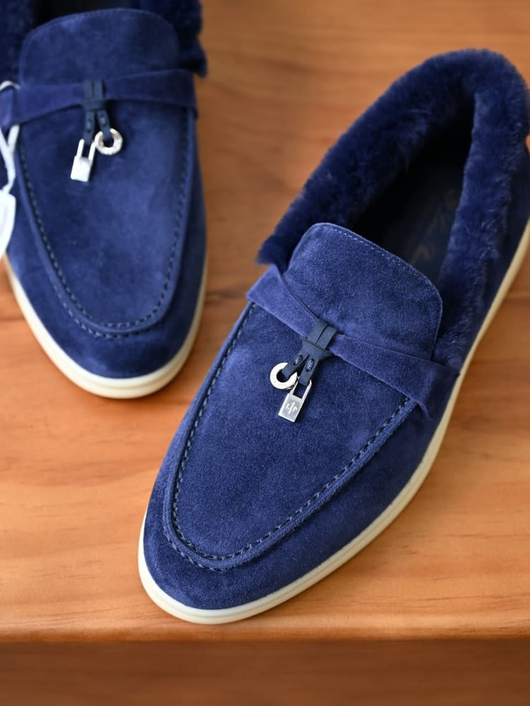 حذاء لورو بيانا النسائي الشمواه المبطن بالفرو مع تفاصيل القفل (Loro Piana Suede Fur-Lined Mules with Lock Charm)