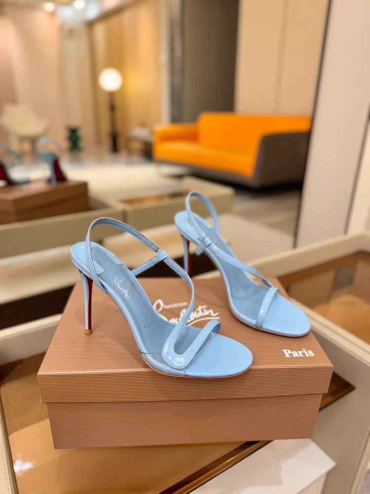 ‎صندل سهرة بكعب عالٍ وسيور متقاطعة من  (christian louboutin)