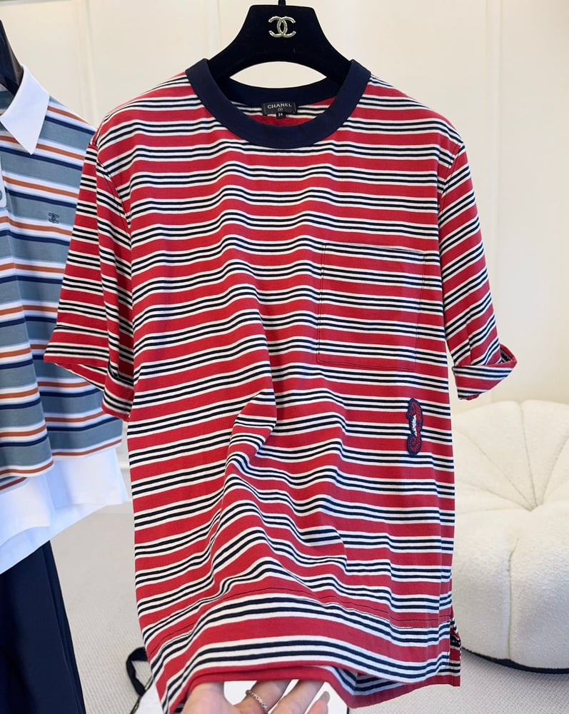تيشيرت "شانيل" القطني بنقشة مقلمة (CHANEL Striped Cotton T-Shirt)