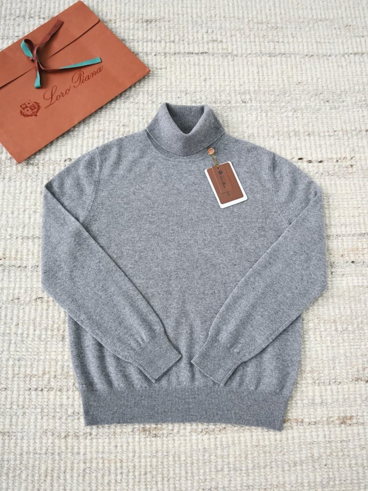 سويتر لورو بيانا الكشمير الفاخر بياقة عالية (Loro Piana Cashmere Turtleneck Sweater)