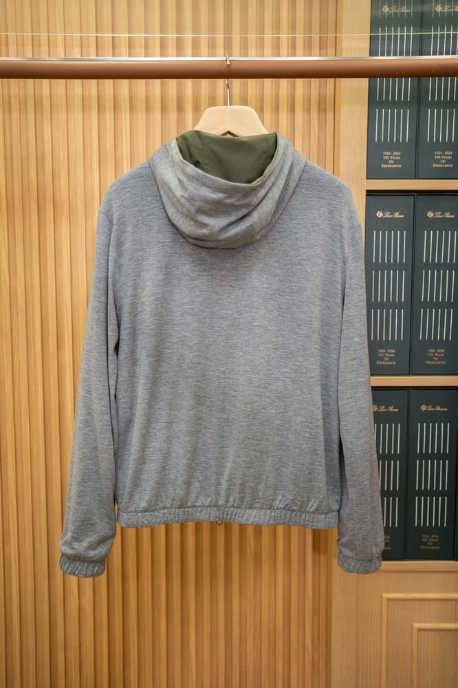 جاكيت "بومبر" الفاخر ثنائي الوجه بقبعة بأكمام طويلة من لورو بيانا (Loro Piana Reversible Hooded Bomber Jacket)