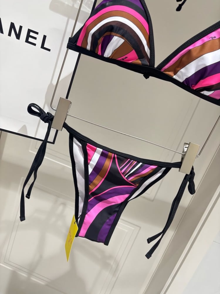 طقم بيكيني نسائي فاخر بتصميم إميليو بوتشي (Emilio Pucci) مع تنورة شاطئ متناسقة