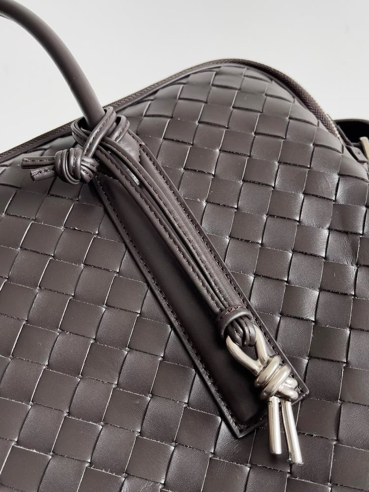 حقيبة يد جلدية فاخرة بتصميم مجدول من بوتيغا فينيتا (Bottega Veneta)