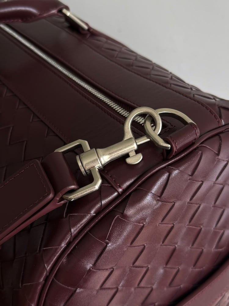 حقيبة سفر جلدية فاخرة بتصميم مجدول من بوتيغا فينيتا (Bottega Veneta)