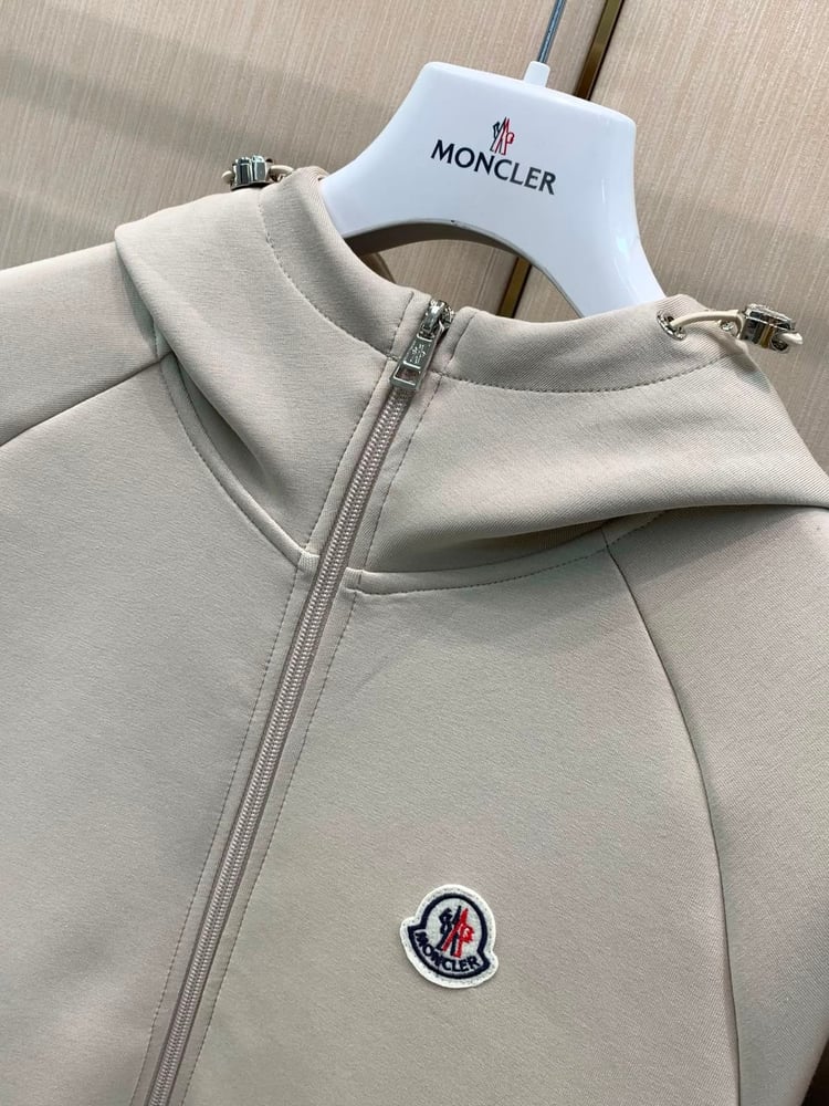 طقم رياضي رجالي فاخر من "مونكلر" (Moncler) باللون البيج الفاتح (هودي بسحاب مع بنطلون كارغو)