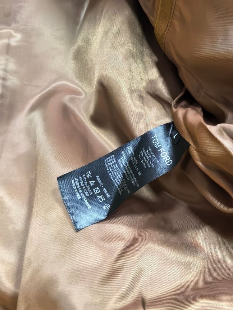 جاكيت / معطف رجالي فاخر من جلد الشامواه الطبيعي من "توم فورد" (Tom Ford) باللون الجملي