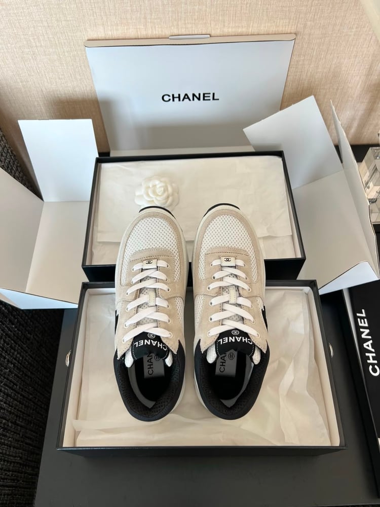 حذاء كوتش شانيل (CHANEL) الرياضي الفاخر باللونين الكريمي والأسود