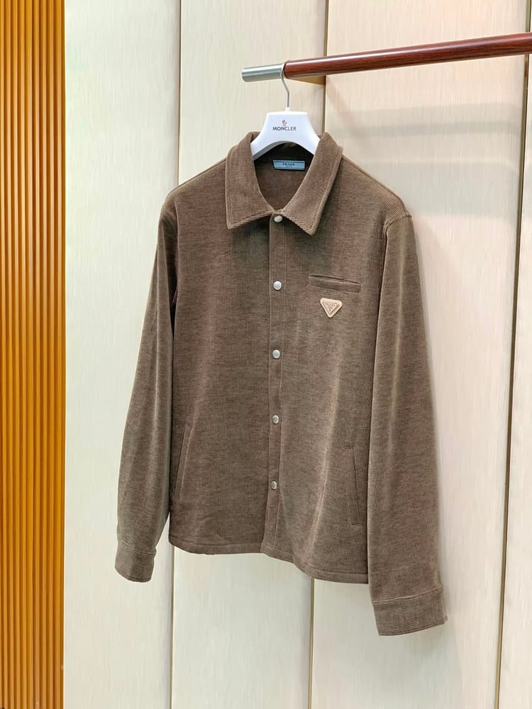 طقم رياضي / جاكيت وبنطلون رجالي فاخر من "برادا" (Prada) باللون البني المخملي المضلع (Corduroy)