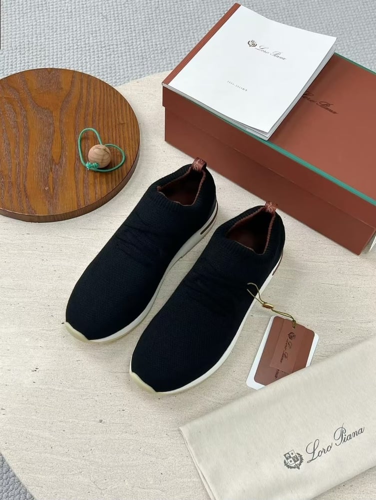 حذاء "لورو بيانا" (Loro Piana) الرياضي الفاخر
