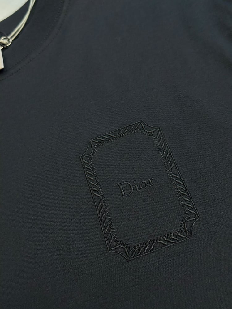 تيشيرت رجالي فاخر بتطريز الإطار من كريستيان ديور (Christian Dior)