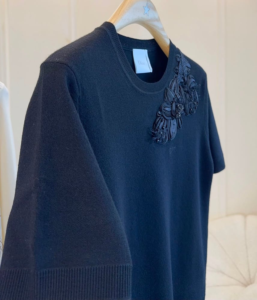 تيشيرت ديور (Dior) النسائي الأنيق المزود بتطريز الزهور