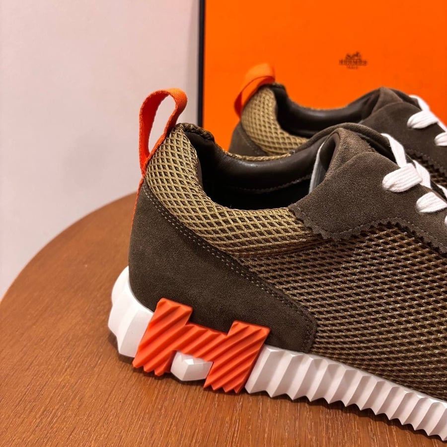 حذاء هيرميس Hermes رياضي زيتي بلمسات برتقالية