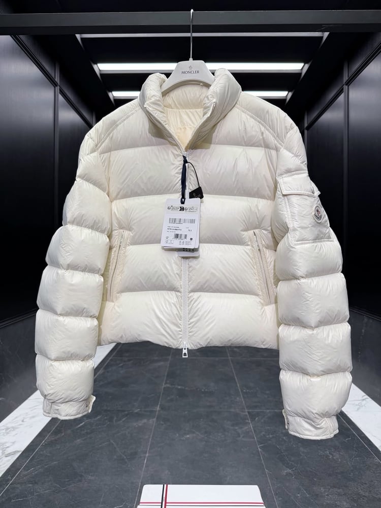 جاكيت مونكلر النسائي الأوف وايت المبطن بالريش الفاخر (Moncler Puffer Down Jacket - Off White)
