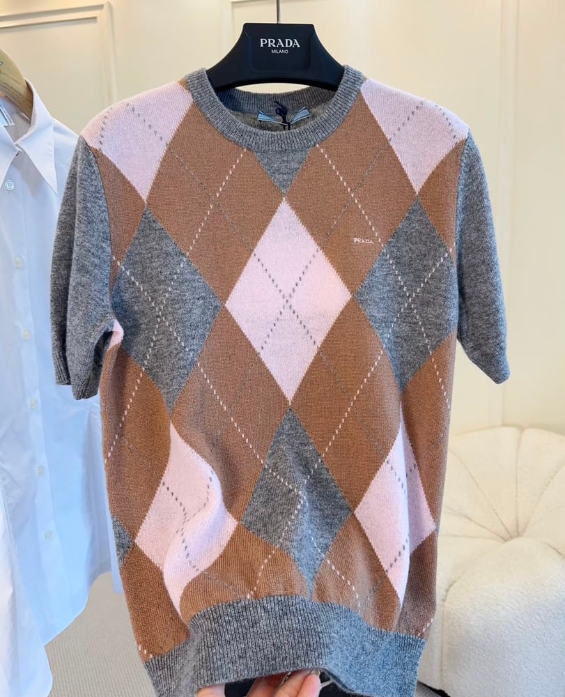 بلوزة برادا (Prada) النسائية المحبوكة بنقشة المعينات (Argyle)