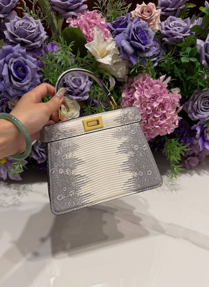 حقيبة بيكابو ميني الفاخرة بنقشة جلد السحالي الملكية من فندي (Fendi) ٢٠سم