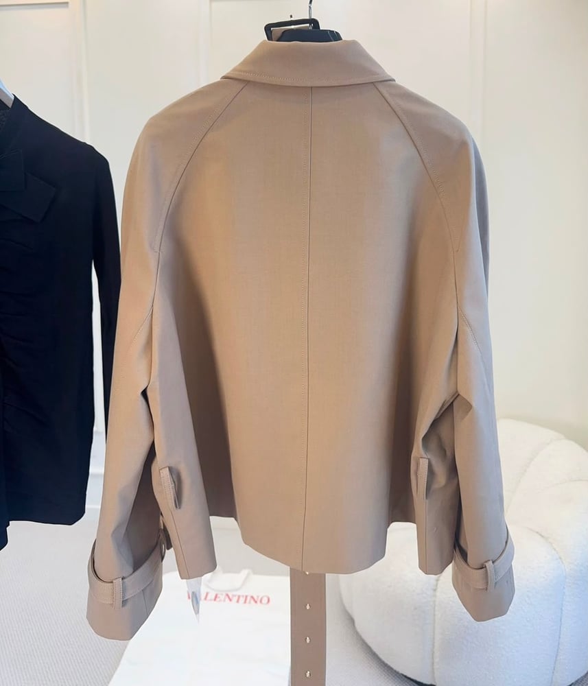 جاكيت "سيلين" (Celine) النسائي القصير بلونه الجملي الأنيق