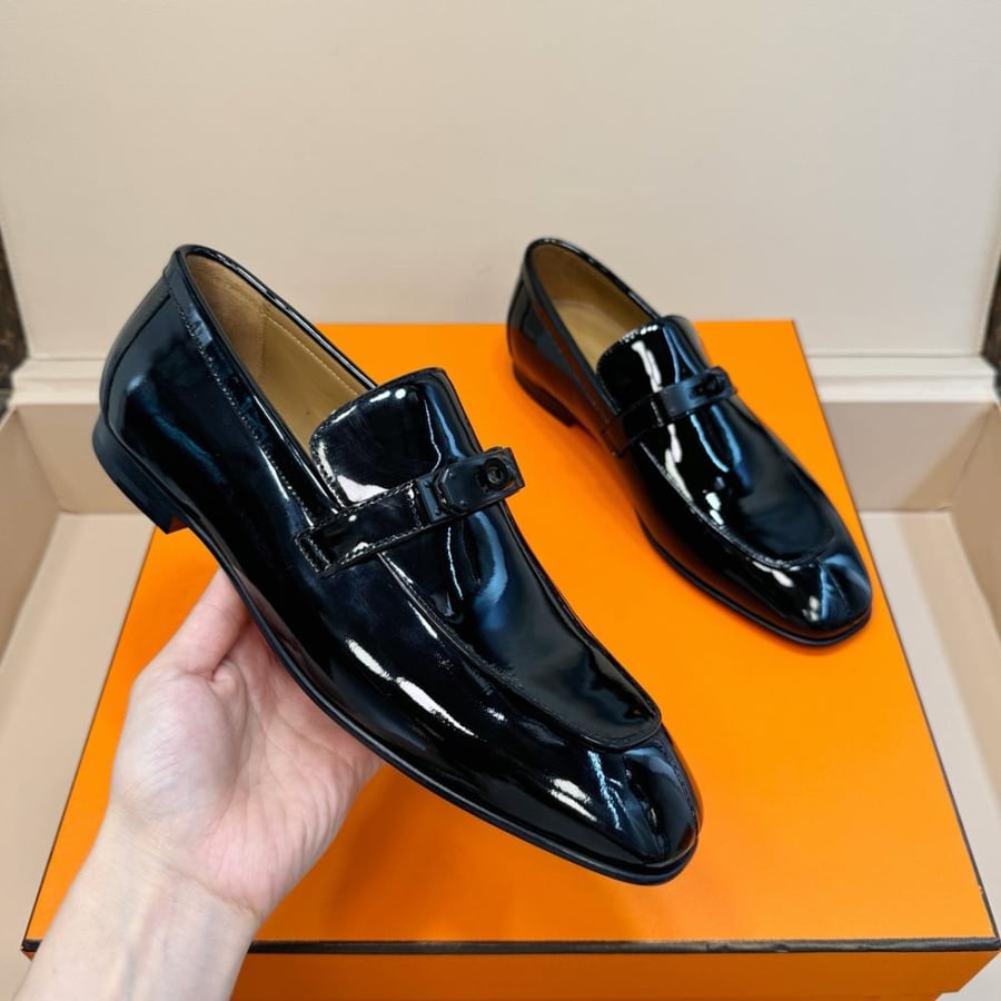 حذاء لوفر (Paris Loafer) رسمي فاخر من هرمز (Hermès) من جلد الورنيش اللامع باللون الأسود الملكي مع قفل أسود مطفي.