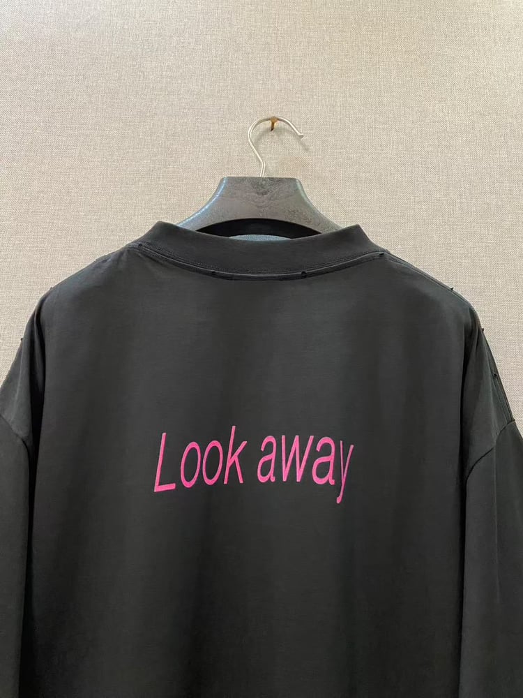 تيشرت بالنسياغا المطبوع بوجه الإنسان وتفاصيل "Look Away" (Balenciaga Graphic Print & "Look Away" T-Shirt)