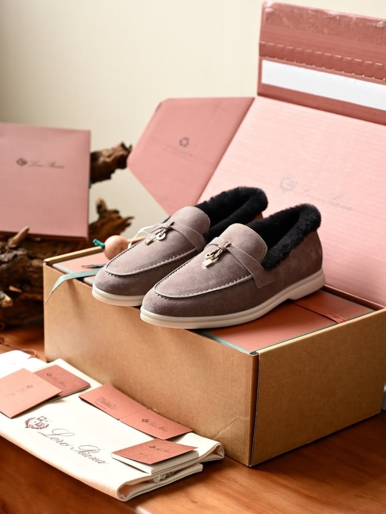 حذاء لورو بيانا النسائي الشمواه المبطن بالفرو مع تفاصيل القفل (Loro Piana Suede Fur-Lined Mules with Lock Charm)