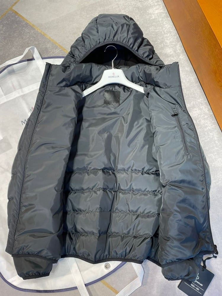 جاكيت / معطف منفوخ رجالي فاخر بقبعة من "مونكلير" (Moncler) باللون الأسود