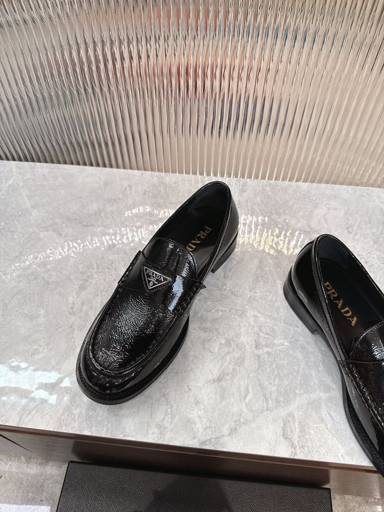 حذاء لوفرز رجالي أسود لامع من برادا (Prada)