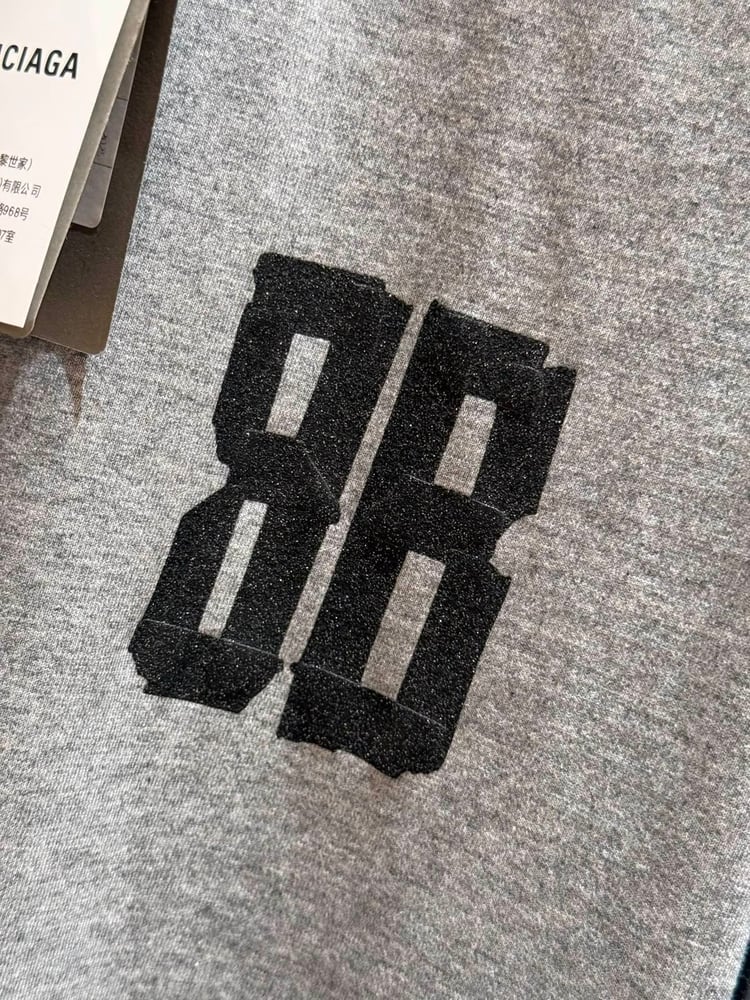 تيشرت "بالنسياغا" (Balenciaga) الرجالي الرمادي بتصميم الشعار البارز (Gaffer Tape Logo)