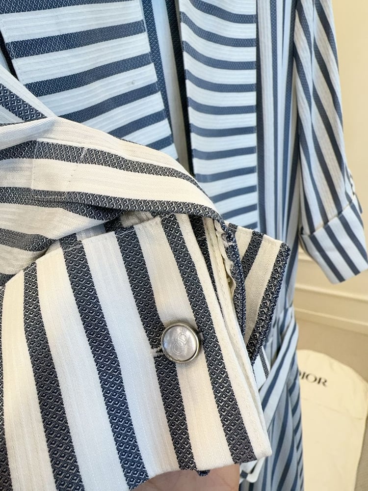 فستان ميدي بياقة عريضة ممتدة ونقشة خطوط الجاكارد الهندسية من ديور (Dior)