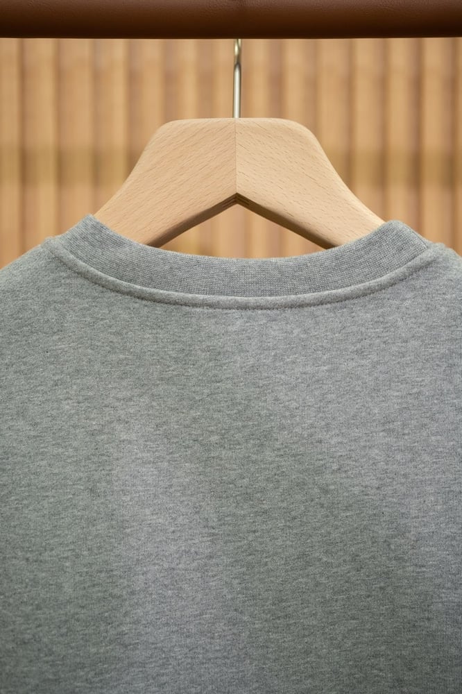 سويتشيرت رجالي فاخر بتصميم فني من هيرميس (Hermès Graphic Appliqué Sweatshirt)