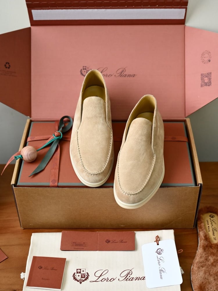 حذاء بوت رجالي بيج من لورو بيانا (Loro Piana)