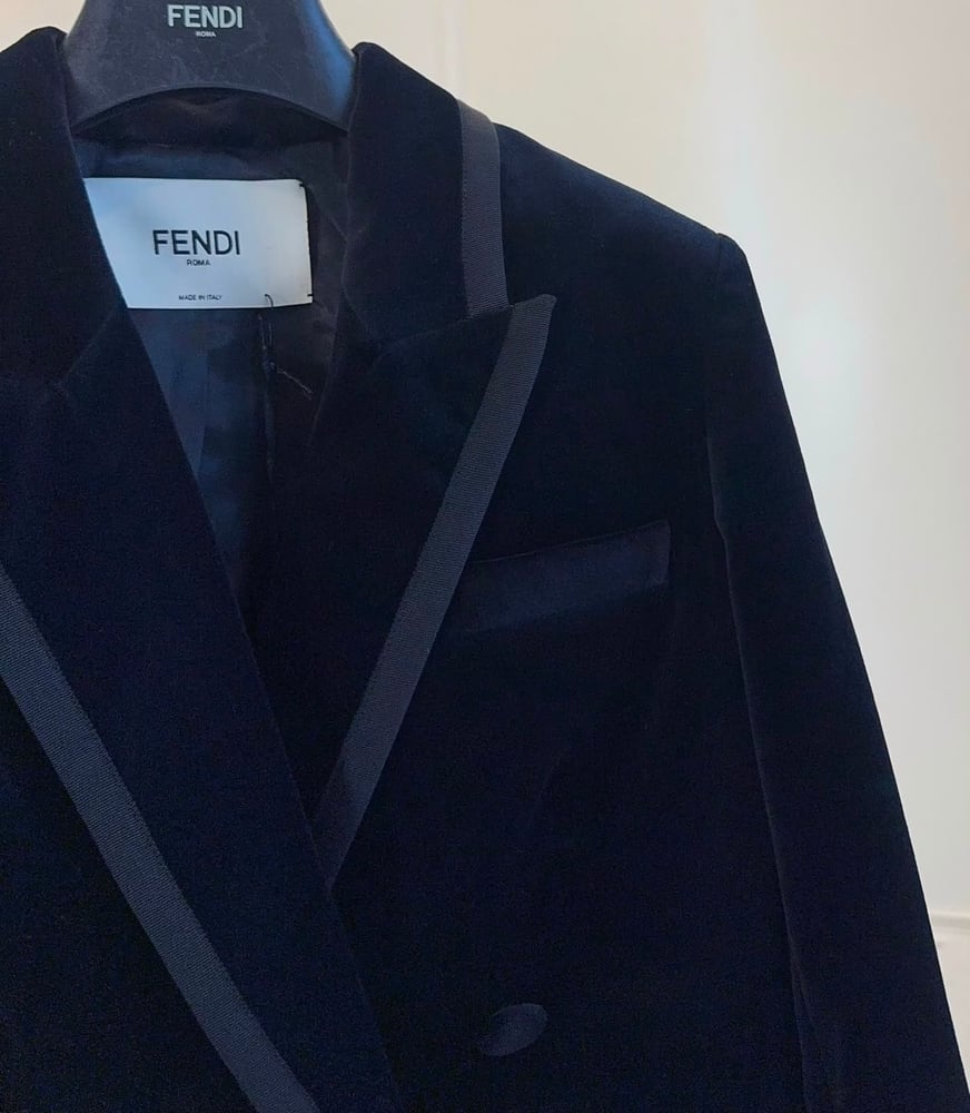 بليزر "فندي" (Fendi) النسائي المخملي الفاخر بتصميم السموكينغ