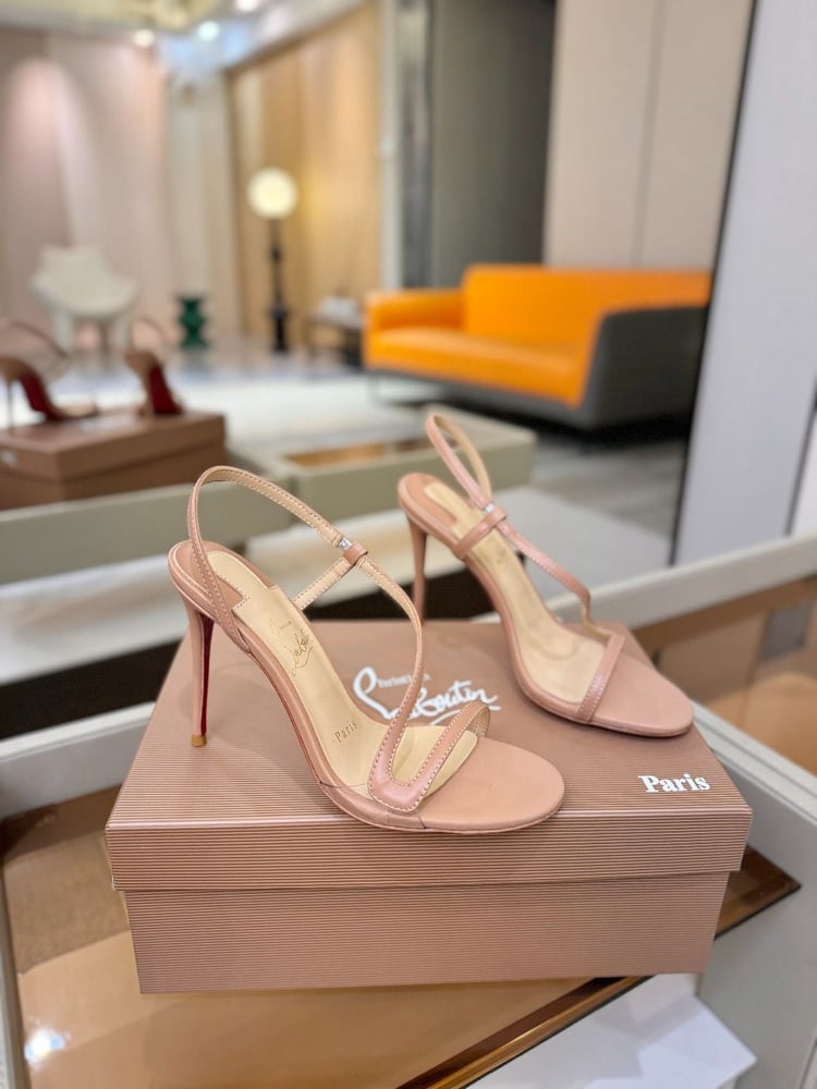 ‎صندل سهرة بكعب عالٍ وسيور متقاطعة من  (christian louboutin)