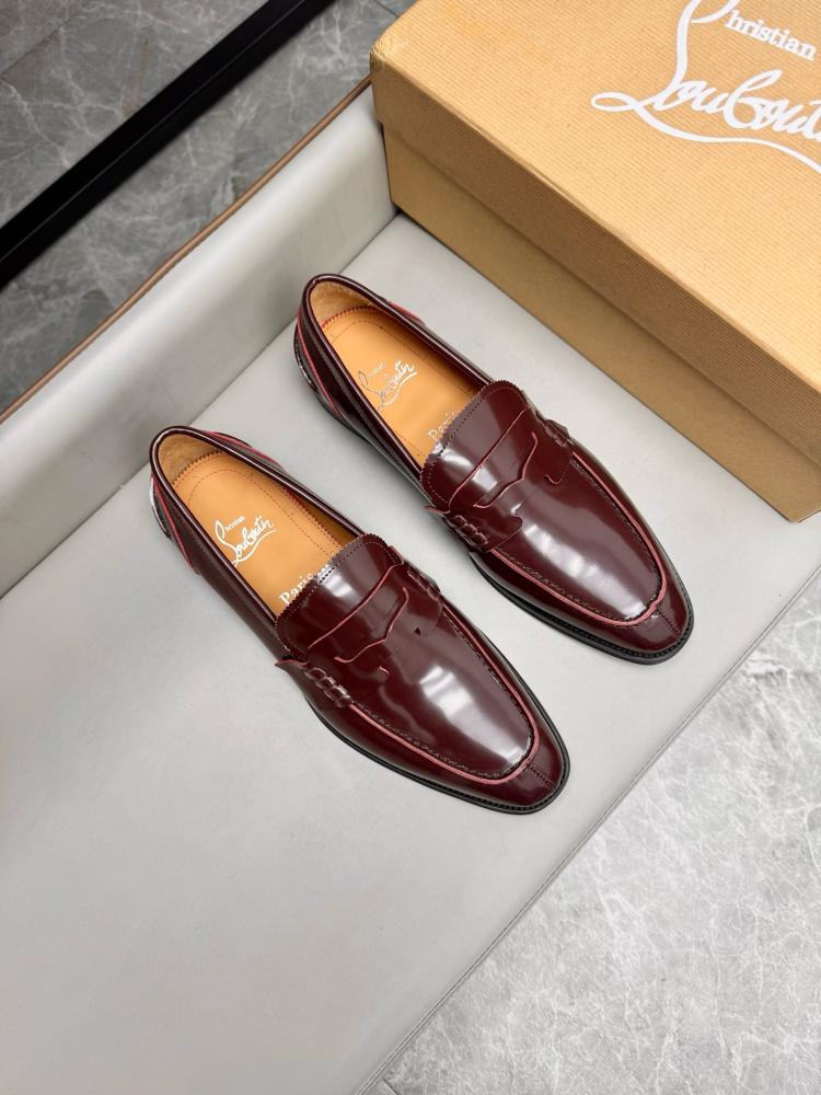 حذاء لوفر (Penny Loafer) رسمي فاخر من كريستيان لوبوتان (Christian Louboutin) من جلد الورنيش اللامع باللون العنابي