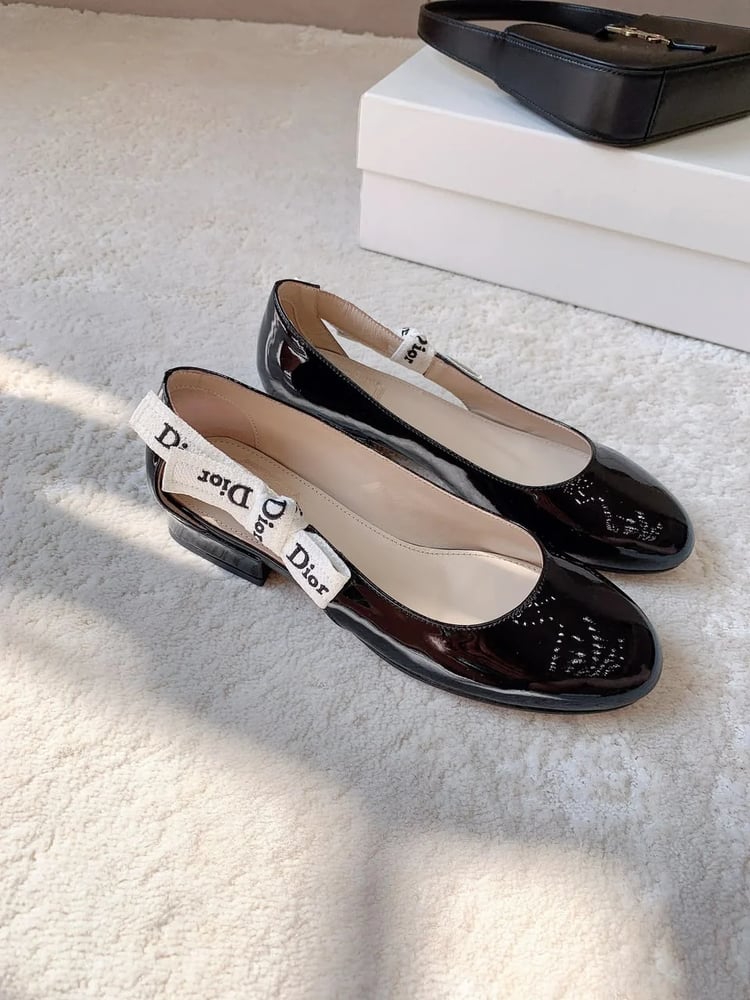 حذاء ديور (Dior) الأسود اللامع بكعب قصير مع سير مطرز