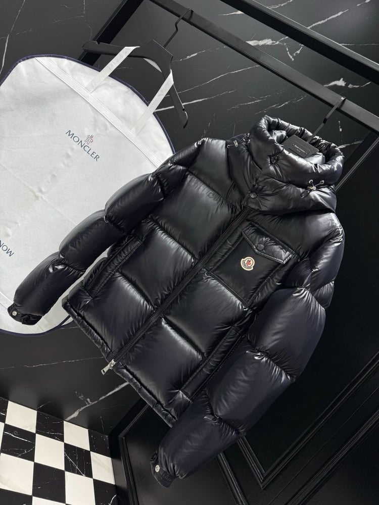 جاكيت / معطف منفوخ رجالي فاخر بقبعة من "مونكلير" (Moncler) باللون الأسود اللامع (Glossy Black)
