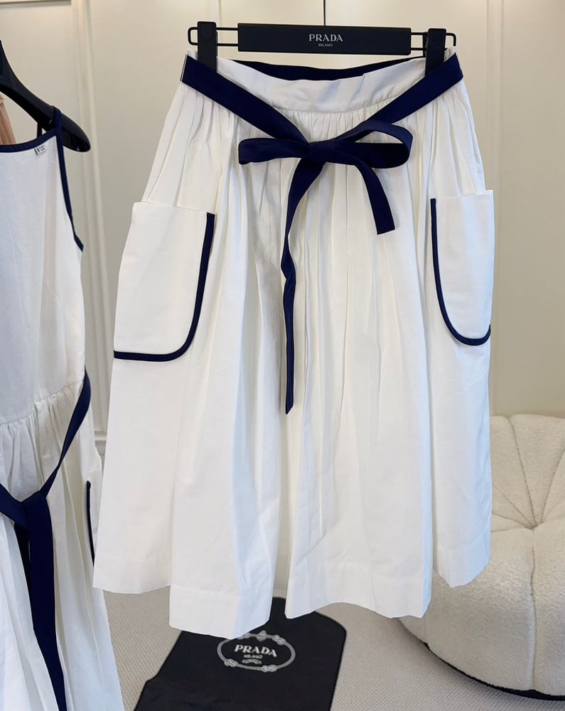 تنورة برادا الأنيقة (Prada White & Navy Skirt)