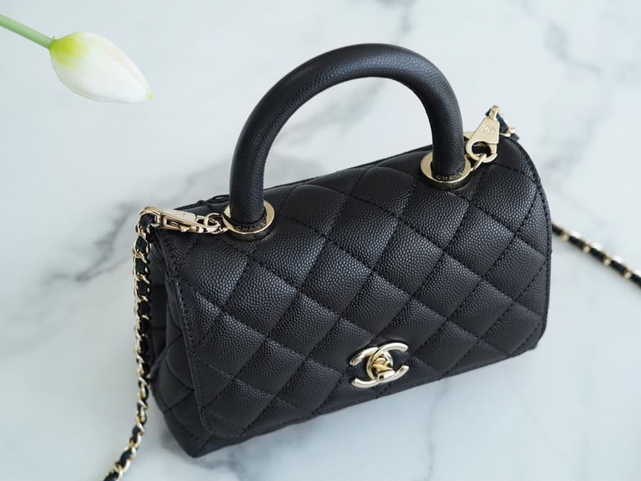 حقيبة "شانيل" (Chanel) الفاخرة - أناقة الكافيار الأسود بتفاصيل ذهبية خالدة