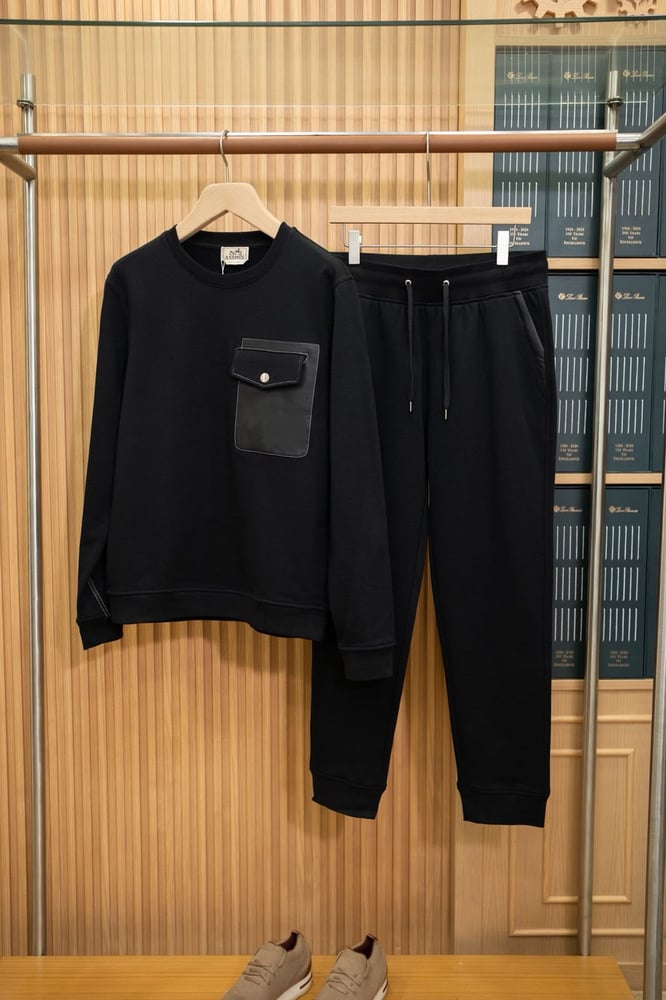 طقم سويتشيرت وبنطلون فاخر بتفاصيل جلدية من هيرميس (Hermès Leather-Accented Sweatshirt & Jogger Set)